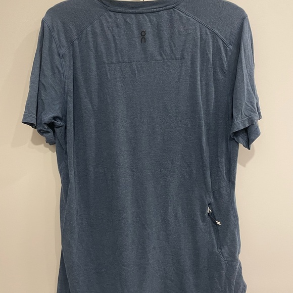 On Running blue shirt - Picture 3 of 4